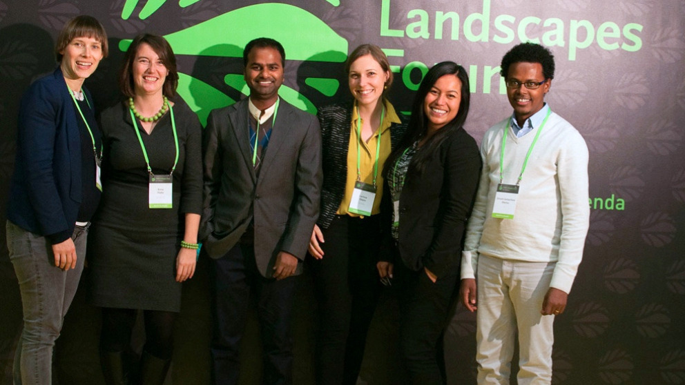 IASS-Mitarbeiter diskutierten Landnutzungsfragen auf dem Global Landscapes Forum in Paris. Hannah Janetschek, Anne Flohr, Keerthi Kiran Bandru, Larissa Stiem, Ivonne Lobos Alva und Girum Getachew Alemu (v.l.n.r). © IASS/Carolin Sperk