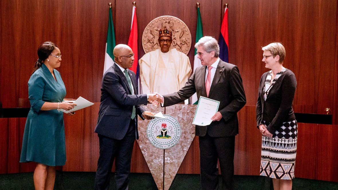 Signing of the Implementation Agreement for Nigeria in Abuja. From left to right: Onyeche Tifase, CEO Siemens Nigeria, Alex Okoh, Director General of Bureau of Public Enterprises, Joe Kaeser, President and CEO of Siemens AG and Regine Hess, German deputy ambassador to Nigeria.