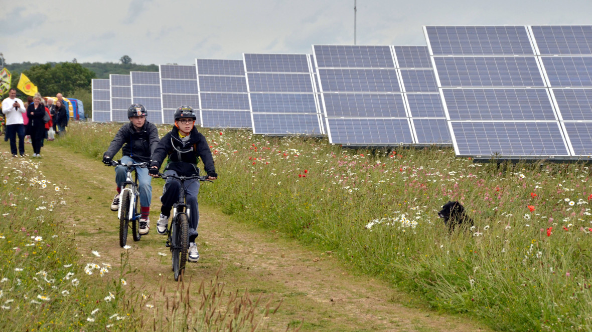 Die Energiewende kann einen positiven Einfluss auf die Demokratie haben, indem sie Gemeinschaften belebt.